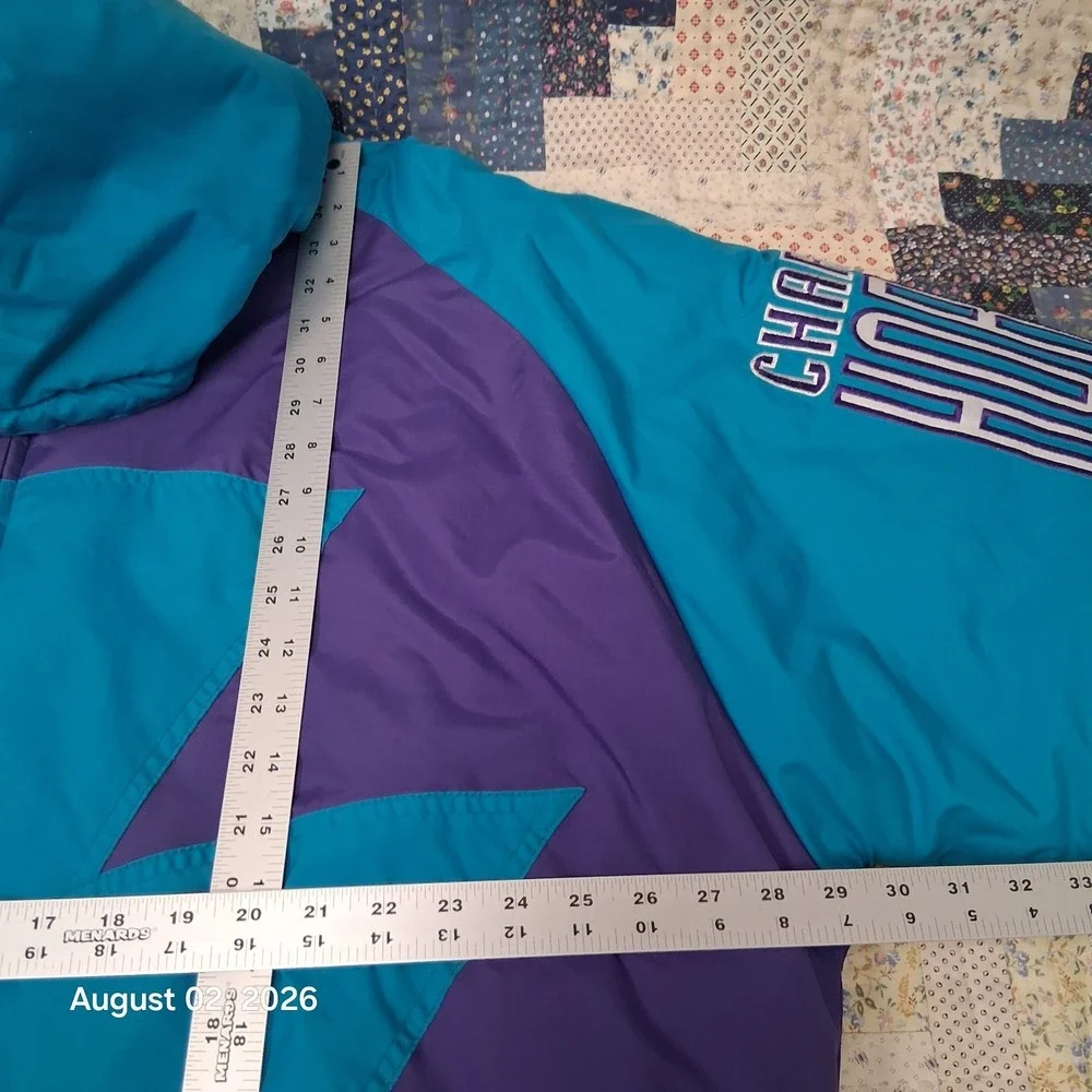 Vintage Logo Athletic Shark Tooth Charlotte Hornets Puffer Jacket Size XL